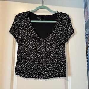 American Eagle Outfitters Black Floral V-Neck Crop Top